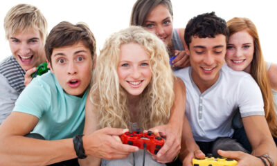 Ragazzi che giocano con videogame