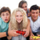 Ragazzi che giocano con videogame