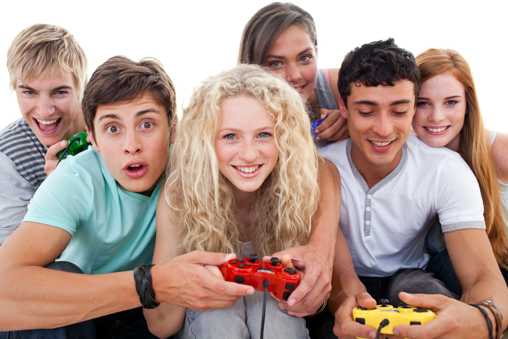 Ragazzi che giocano con videogame