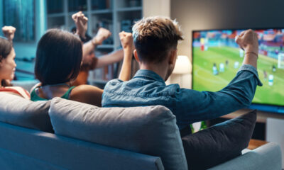 Amici che guardano una partita di calcio