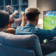 Amici che guardano una partita di calcio