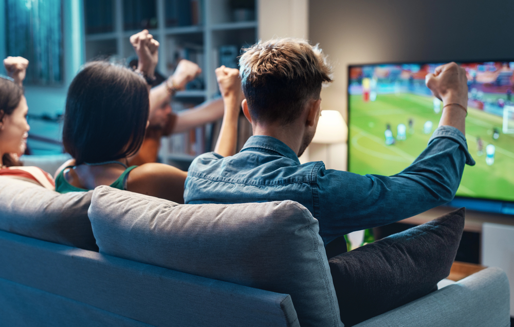 Amici che guardano una partita di calcio